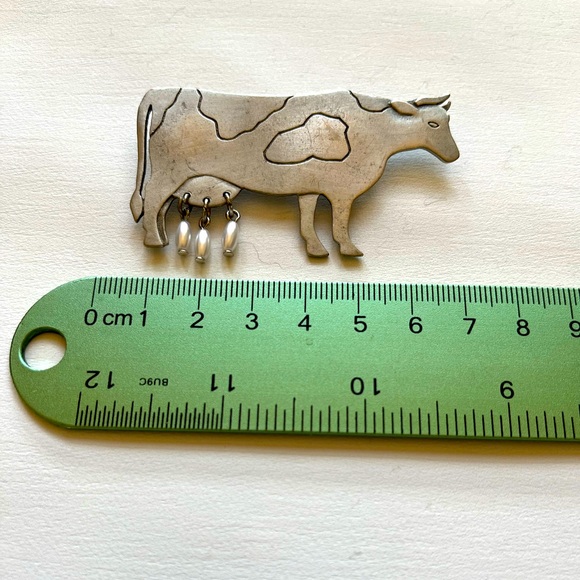 Jewelry - Vintage Signed JJ Cow with faux pearl dangles brooch.